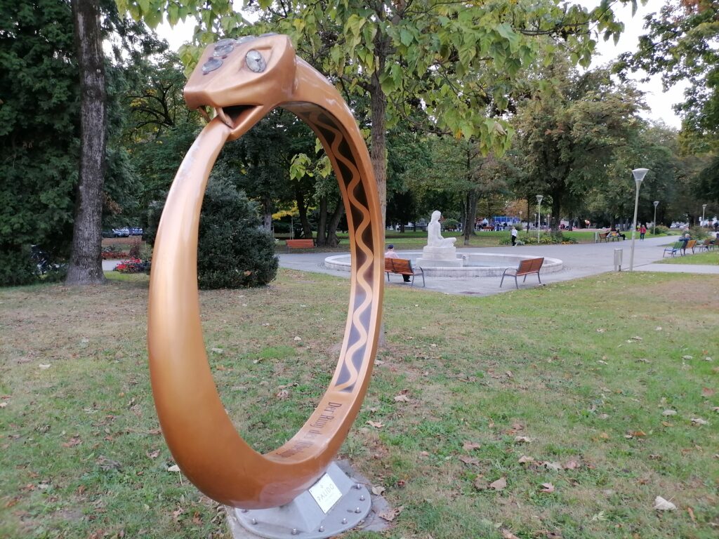 Statue einer kreisförmigen Schlange die sich selbst in den Schwanz beißt.